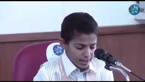 طفل يقرأ آيات من سورة النجم بصوت رهيب ويبكي بخشوع