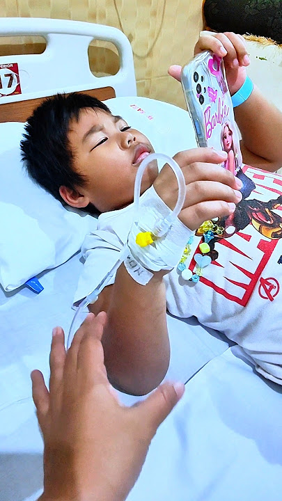 SAD Mama Riska Vlog Takes Care of Elsa Rafisqy Sick with Dengue Fever (DBD) Treated in Hospital