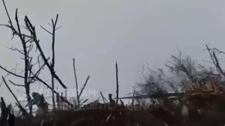 Guerra di trincea in Ucraina: un soldato spara contro i russi da posizione ravvicinata