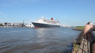 Queen Mary 2 leaves Hamburg 30.6.2015