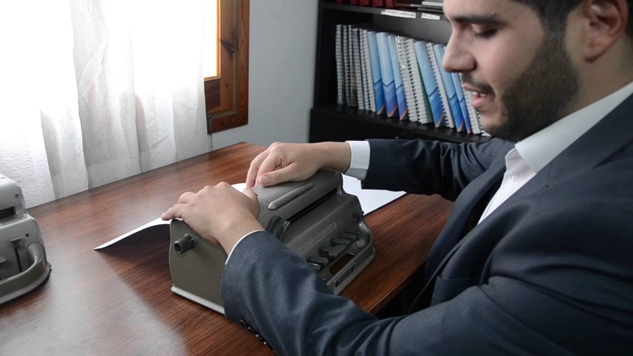 Görme engelli eğitimi: kitaplar, kabartma daktilolar ve görmeyenler için özel ekipmanlar