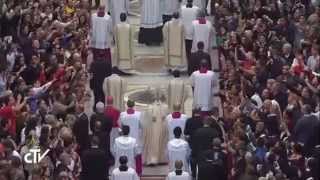 Mons. Salvatore Fisichella entra con el papa