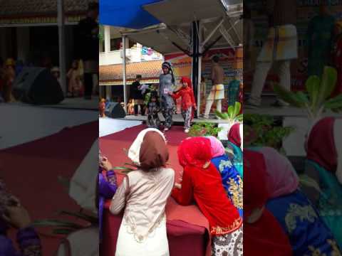 fashion-show-busana-muslim-ibu-&-anak