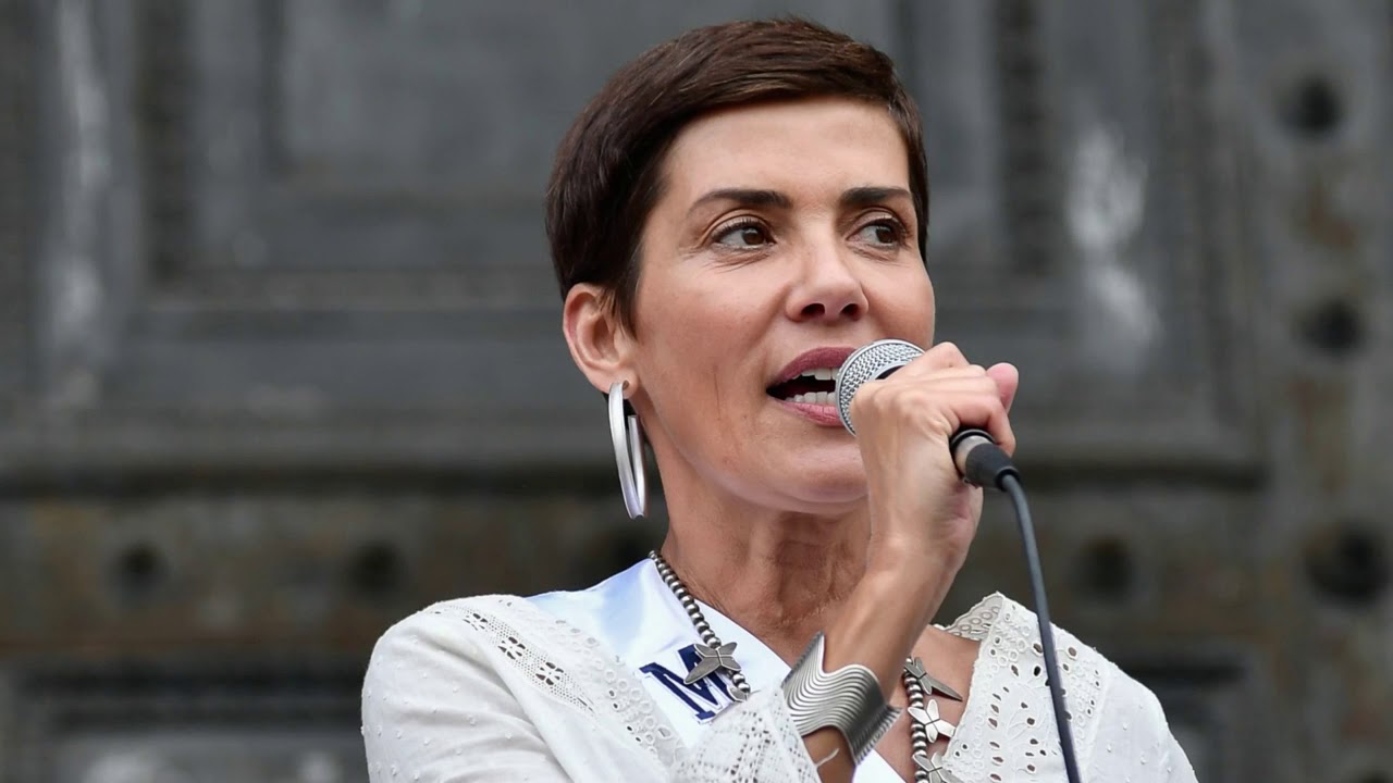 Cristina Cordula dévoile les origines de sa cicatrice au cou - YouTube