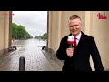 Perry Bräutigam im Interview am Brandenburger Tor