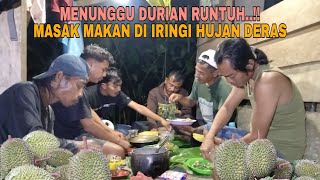 Download Lagu MENUNGGU DURIAN RUNTUH..!! MASAK MAKAN DI IRINGI HUJAN DERAS SEMALAMAN MP3