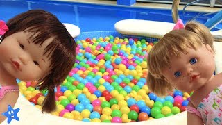 ¡LLENAMOS UNA PISCINA DE BOLAS con Ani, Ona y Natalia NENUCO Cuidados al Sol!