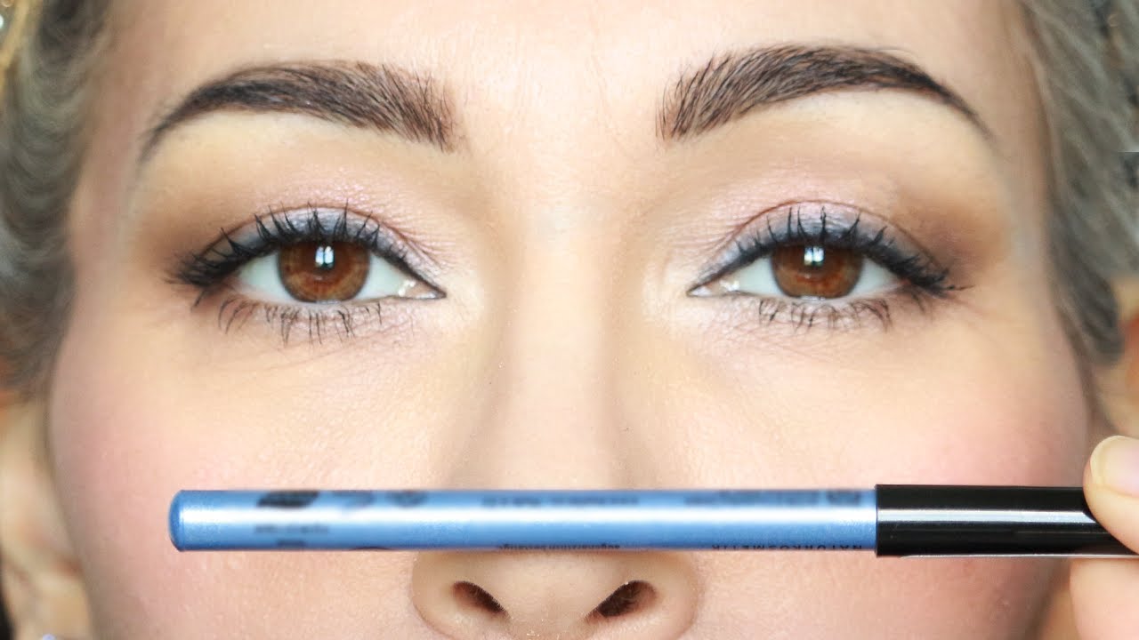 Trucco semplice con azzurro per occhi marroni e chiari. Trucco portabile e colorato.