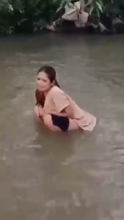 Ada wanita berak di sungai