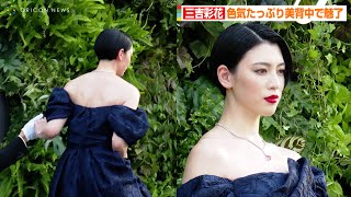 三吉彩花、色気たっぷり美背中で魅了！？総額6億円超えジュエリーまとい登場「光栄な気持ちです」　ティファニー『2022 ブルーブック「ボタニカ」ハイジュエリーイベント ガラ』