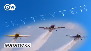Skytexter: How These Pilots Write Messages In The Clouds