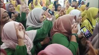 Damar adji goyang bersama ibu ibu muslimat setelah selesai acara Maulid Nabi Muhammad SAW...