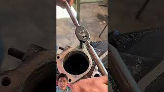Cómo extraer un tornillo que está muy pegado, y ya se rompieron extractores #mecanica #autos