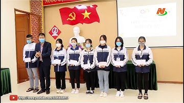 Tặng quà tết cho học sinh có hoàn cảnh khó khăn