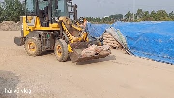 Máy xúc lật múc cát xây lên công nông ba bánh #congnongbabanh
