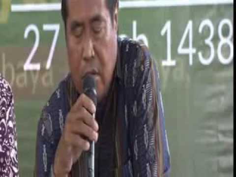 لحظة وفاة القارئ الإندونيسي الشيخ جعفر عبدالرحمن أثناء تلاوة سورة الملك   YouTube