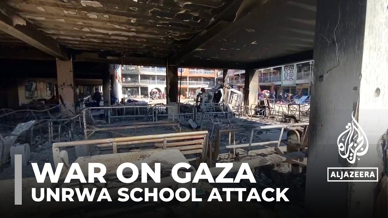 يقوم الفلسطينيون بتقييم الأضرار التي لحقت بمدرسة تابعة لوكالة الأونروا في شمال قطاع غزة بعد الهجوم الإسرائيلي.