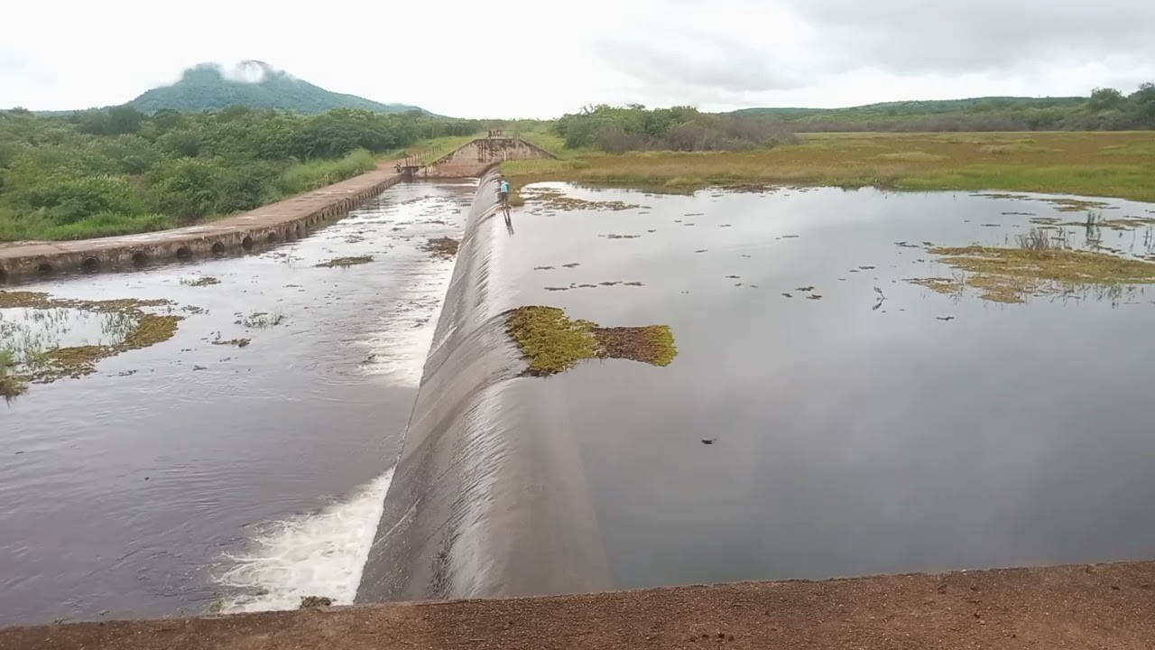 AUMENTA O VOLUME DE AGUA NO AÇUDE MUQUEM, FAZENDO LIMPEZA NA PASTA EM CARIUS CE 29/04/2023