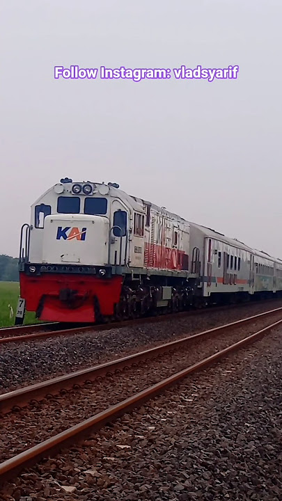 Kereta Blambangan Ekspress ditarik Lokomotif CC 2018908. Asisten Masinisnya ramah.