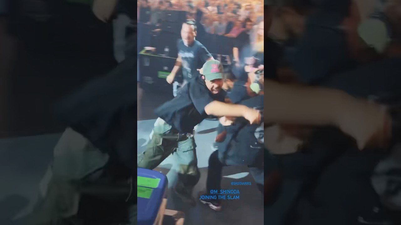Guarda Mike Shinoda jumped straight into the slam with the Linkin Park crew during Two Faced in St. Louis su YouTube Guarda Mike Shinoda jumped straight into the slam with the Linkin Park crew during Two Faced in St. Louis su YouTube