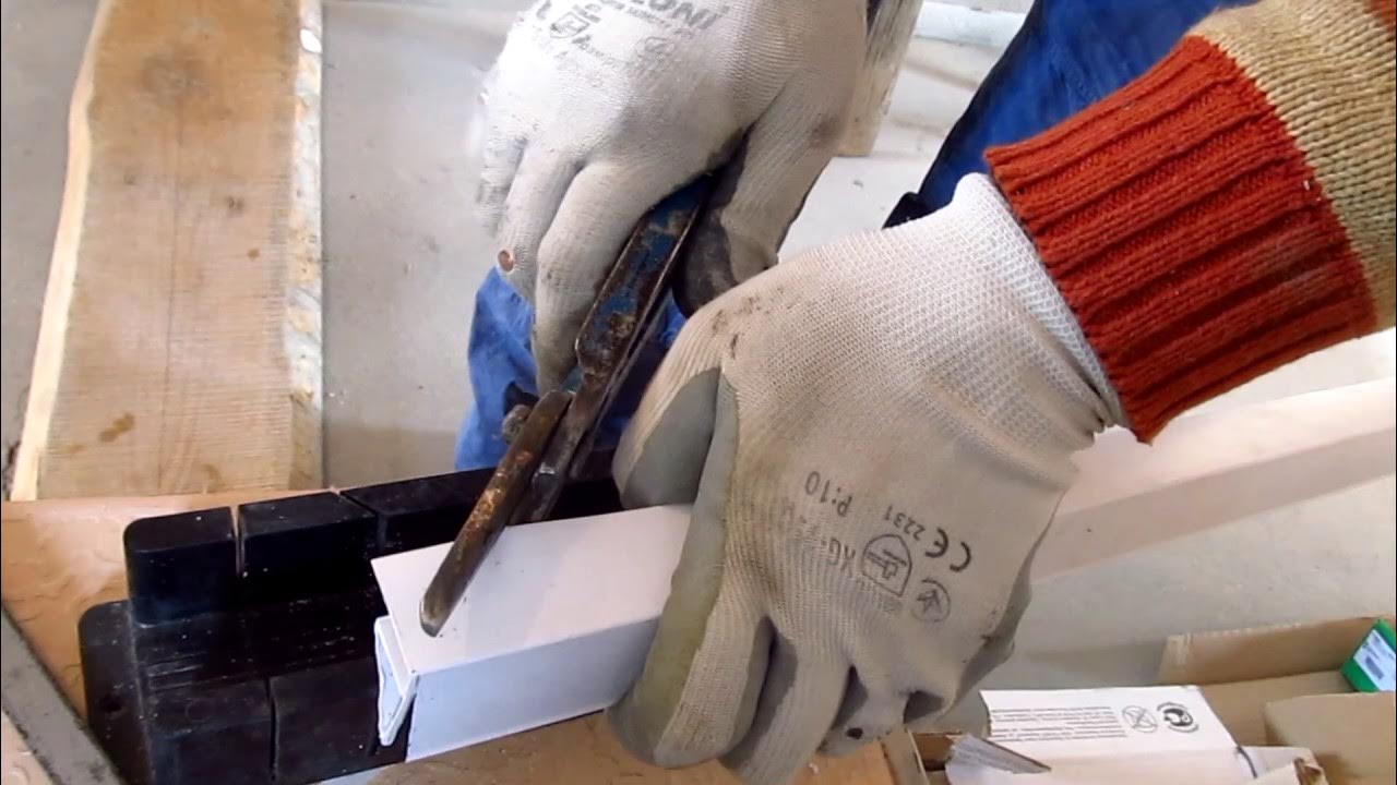 Как зарезать плинтус под углом 45 градусов - YouTube