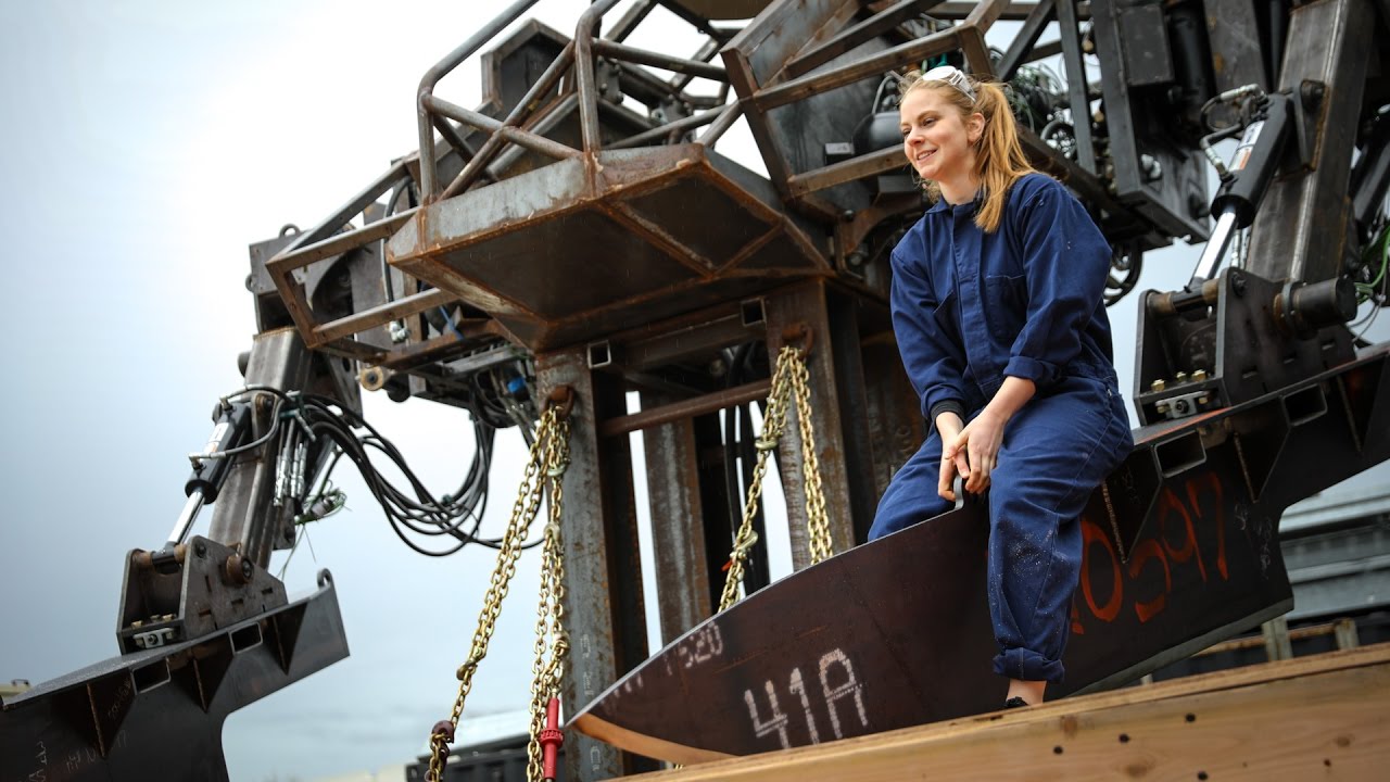 Video till Simone Giertz skär grönsaker med 2,5-metersknivar