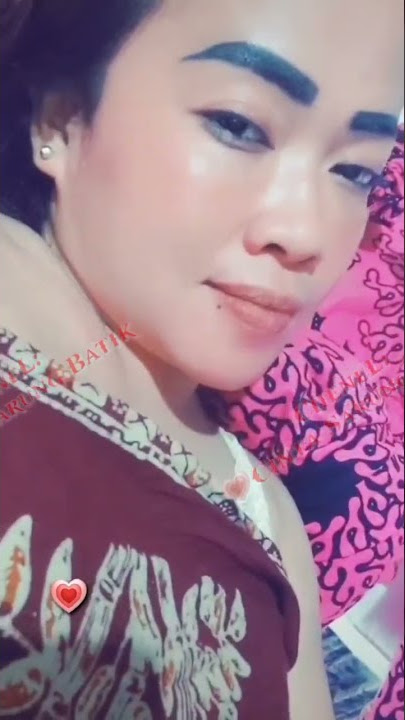Mamah Cantik Berkain Sarung Batik Sedang kangen