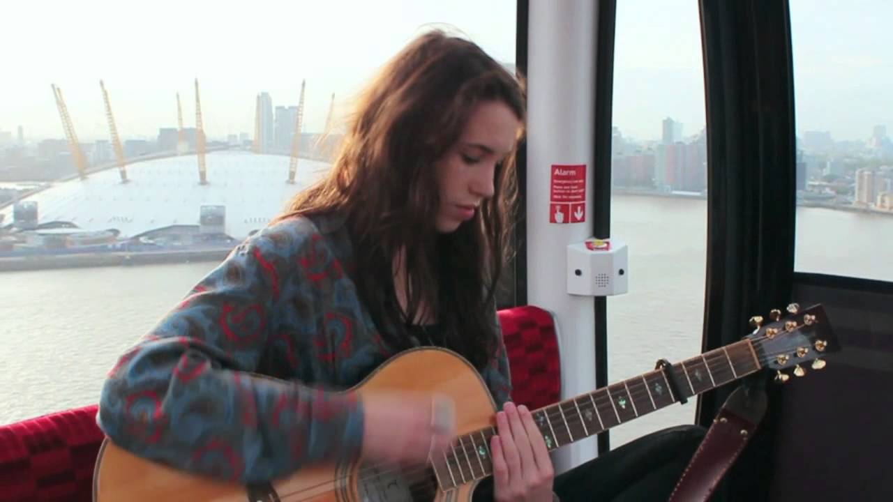 Katy Perry- ROAR - on the emirates airline in london woohoo thankyou to callux for filming this what a babe. 