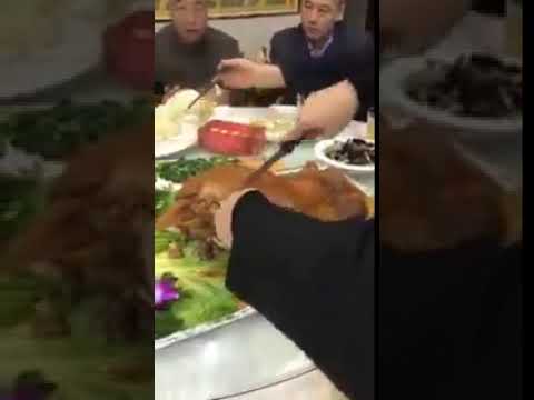 【视频】CCP forces Muslims eating pork 共党强迫回民吃猪肉