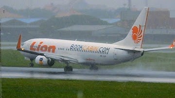 Suasana ANGIN KENCANG DAN HUJAN LEBAT Di Bandara Soekarno Hatta Jakarta CGK