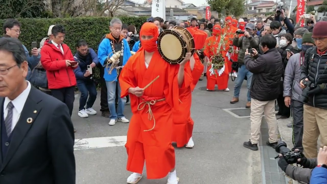 西尾のてんてこ祭り 静かに、シリアスに - YouTube