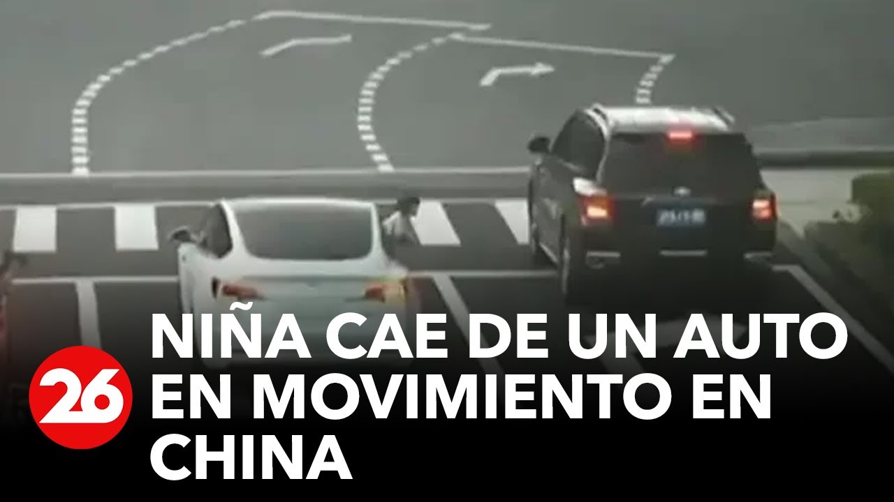 China: niña cae de un auto en movimiento