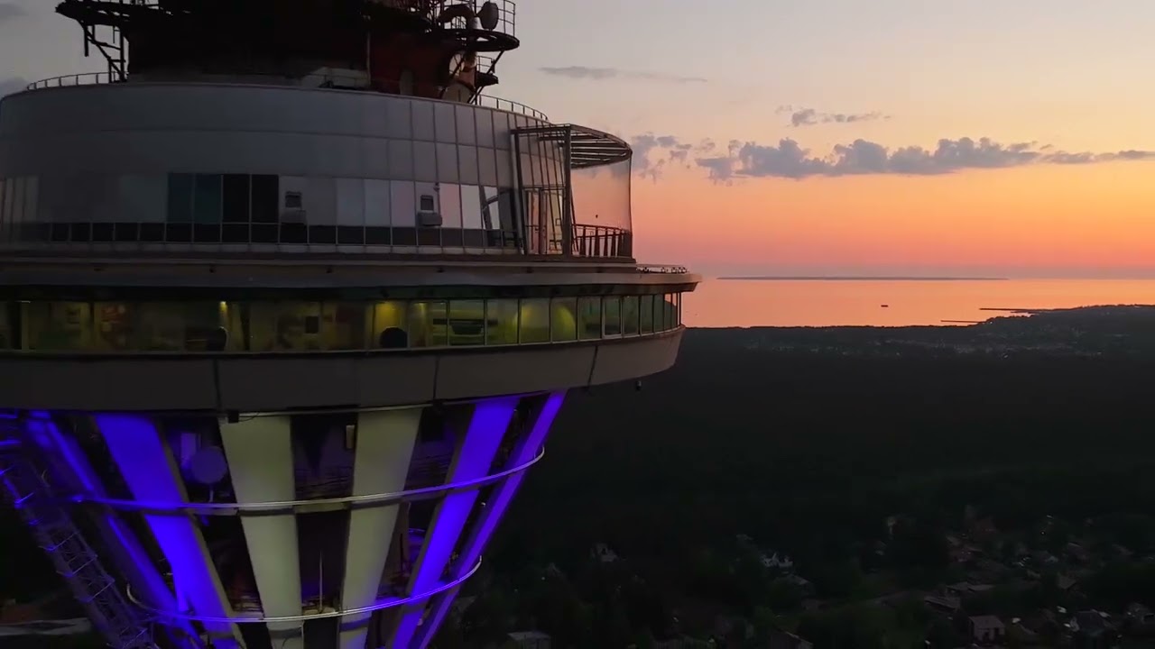 Teletorn päikeseloojangus/Tallinn TV tower in sunset/TV-torni auringonlaskussa