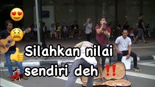 Cuma bisa geleng-geleng kepala ..pengamen ko keren dan bersuara emas gini..mantul !!!