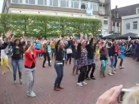 Flashmob: Luv2Move steunt Dance4Life