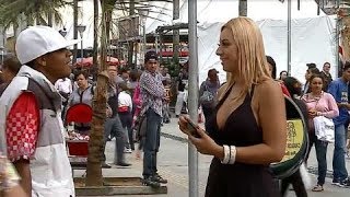 Loira Pede Ajuda Para Tirar Foto E Coloca Rapaziada Em Maus Lençóis