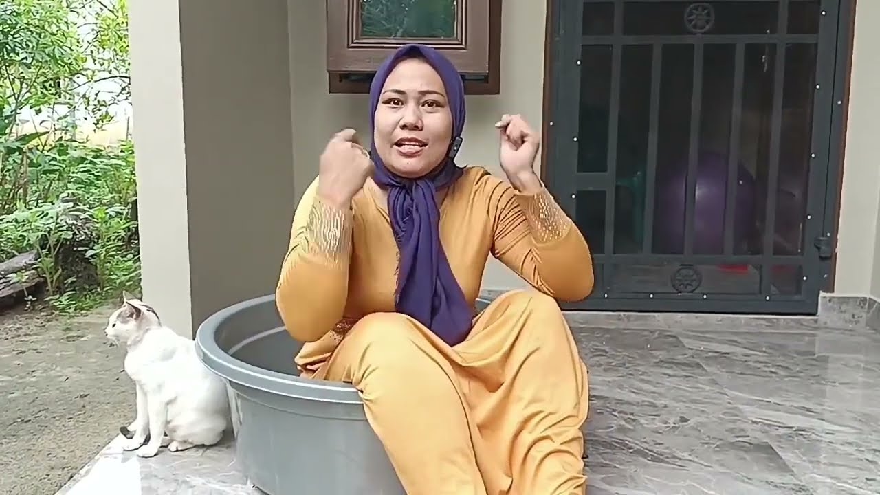 Drama komedi.!! Kisah lucu mama tidur didalam ember dikerjai tiup balon jumbo dalam rok 