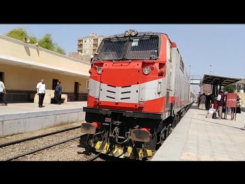 لحظة مرور قطار الإسكندرية اسوان الروسي 1008 بدون توقف بمحطة قطار قوص بقنا اليوم