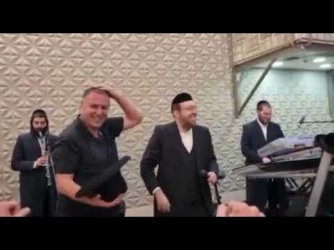 אהרל’ה סמט ואברומי בלטי והקלידן איציק אייזנשטט מקפיצים את רחבת הריקודים בחתונה