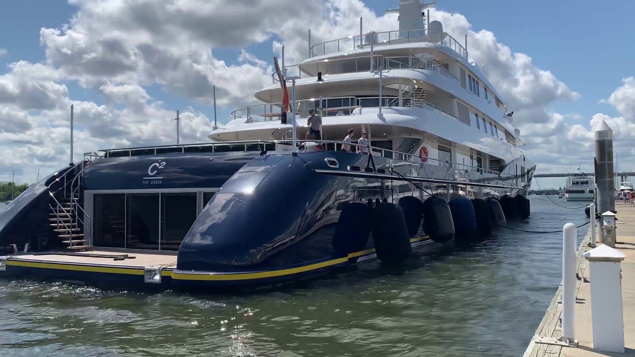 docking mega yacht