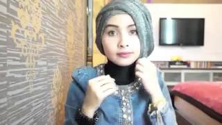 Cara Mudah Memakai Hijab Pashmina Glitter untuk Wisuda. 