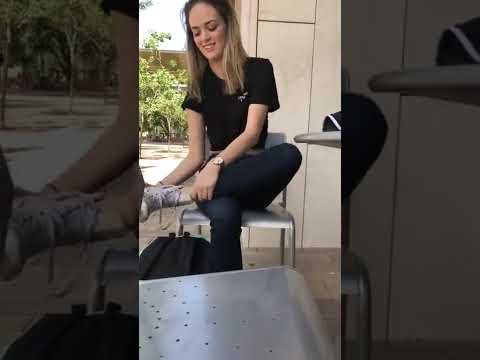 نوجوان کوتاه قد قبل از اینکه پاهای حساسش را در فضای باز قلقلک دهد کفش های کتانی اش را درمی آورد 