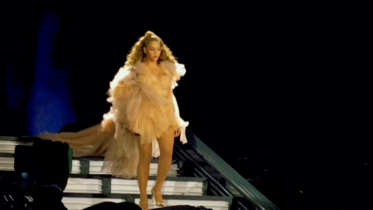 Beyoncé walk on the stage On The Run II Amsterdam 19.06.2018 - YouTube