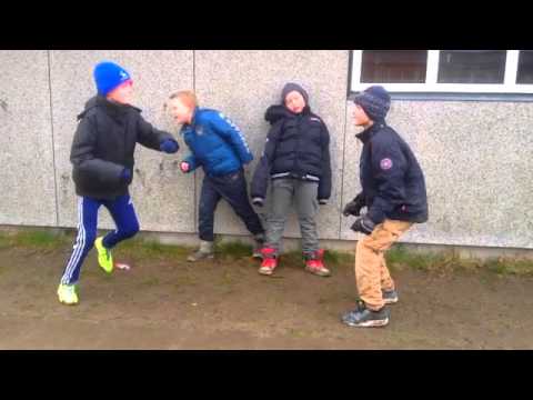 Video: I Skolen Under Skud