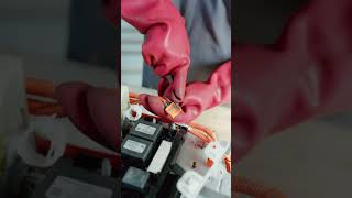 Experte erklärt Reparatur von E-Auto-Batterien
