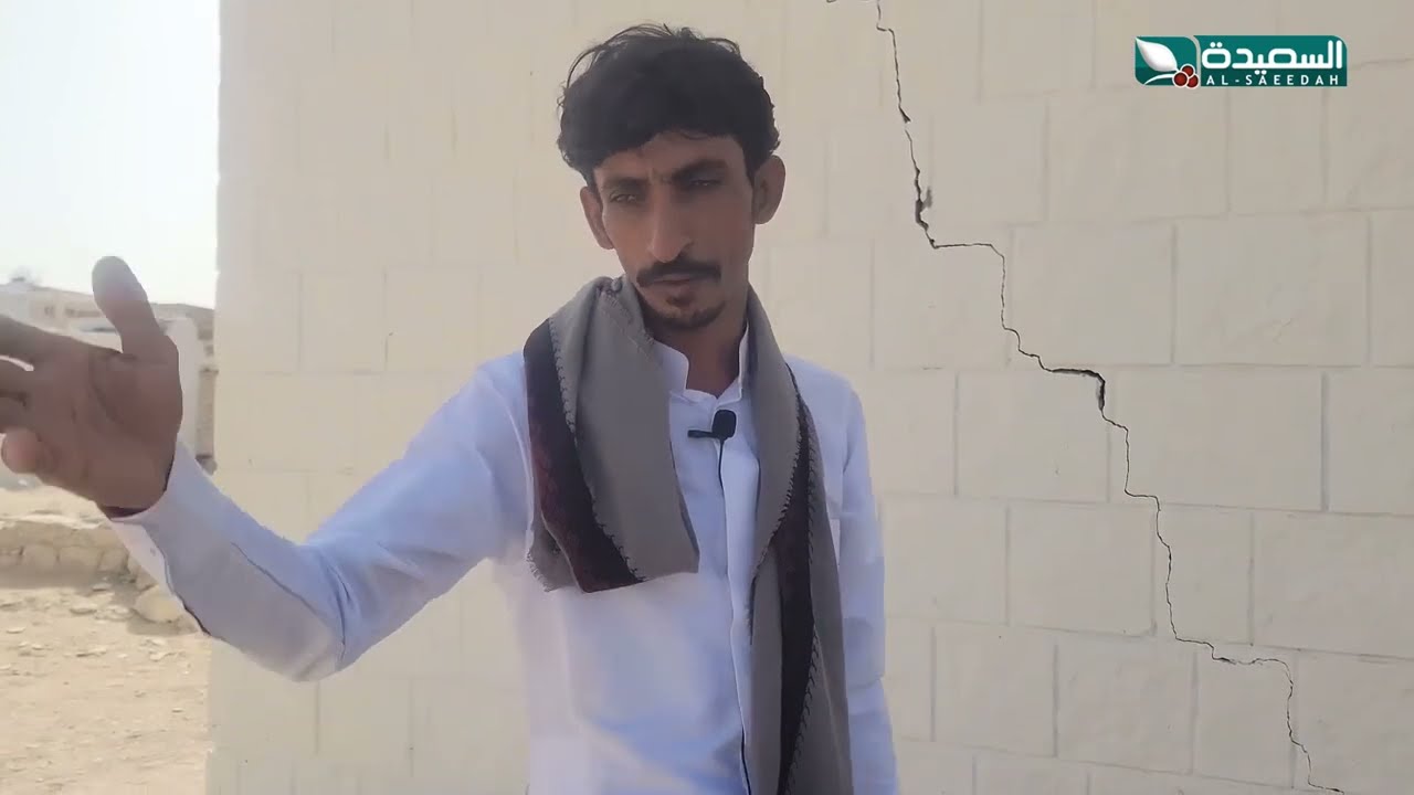 تشققات ارضية غامضة في قرية الدهماء شرق مدينة المكلاء تثير قلق الأهالي