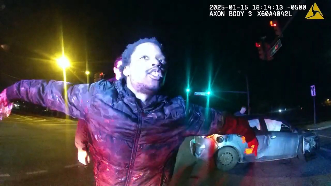 Водитель, управлявший автомобилем в нетрезвом виде, запрыгнул на капот и попытался поджечь машину...