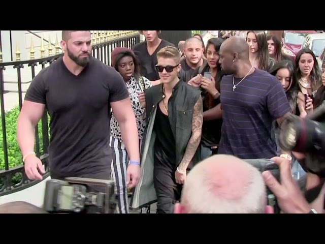 EXCLUSIVE - Lovely Justin Bieber being super nice with his fans in Paris class=