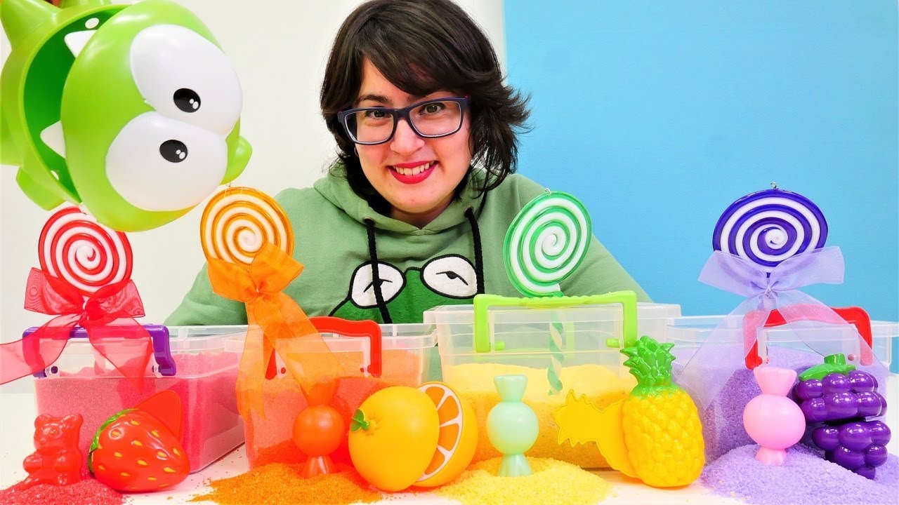 Bebek videosu. Seda Om Nom�a renkli tatlılar yapıyor. YouTube