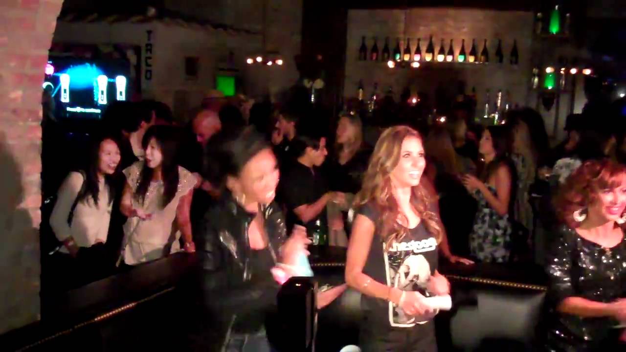 microsoft store Brandy and Audrina Patridge Playing Just Dance 2